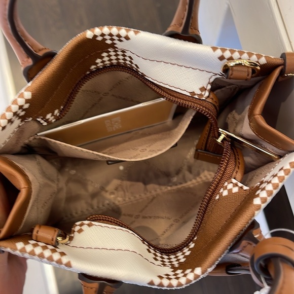 Michael Kors Mirella Extra-Small Logo Crossbody XBODY Shopper Bag
Luggage
NWT - Picture 8 of 16